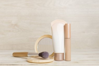 Masadaki cilt rengi için makyaj ürünleri içeren kompozisyon