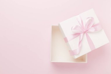 Renkli arka planda beyaz açık hediye kutusu, üst görünüm. Tasarım için hazırlan