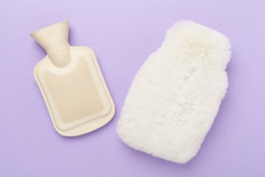 Renkli arka planda kabarık su ısıtıcı çantası