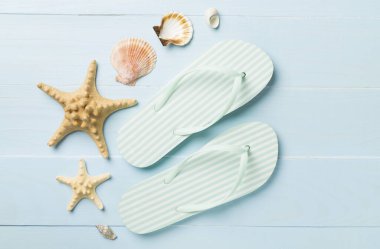 Ahşap arka planda çizgili parmak arası terlikler, üst görünüm