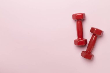 Renk arkaplan üzerinde kırmızı halterler, üst görünüm