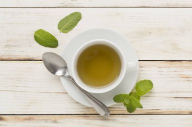 Ahşap arka planda taze nane çayı, üst manzara.