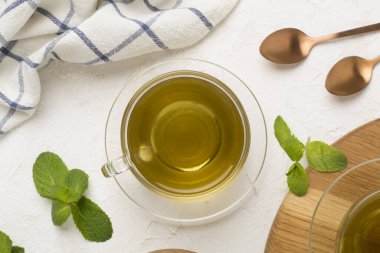 Beton zeminde taze nane çayı, üst manzara.