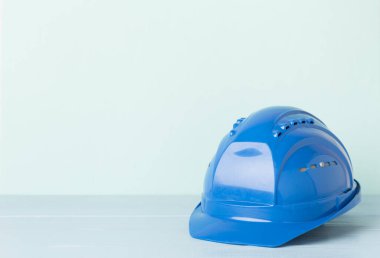 Ahşap masada mavi miğfer