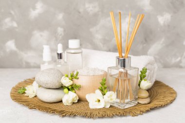 Beton zemin üzerinde frezya çiçeği ve aroma ayırıcı içeren spa bileşimi