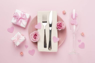 Renkli arka plan, üst görünüm Sevgililer Günü için şölen masası ayarları