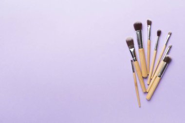 Renk arkaplanı ve üst görünümde fırçalar yap