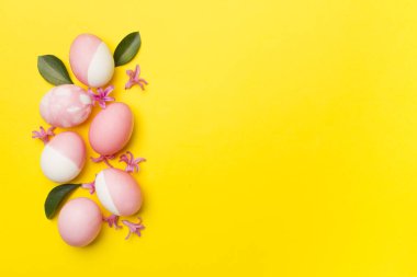 Renkli dekorlu pembe Paskalya yumurtaları, üst görünüm