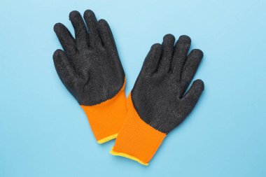 Renkli arka planda bahçe eldivenleri, üst görünüm