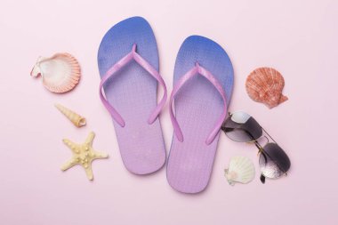 Güneş gözlüklü terlikler ve arka planda uçak, üst görünüm