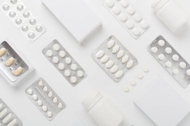 Su toplamada, kutularda ve beton arka planda farklı haplar var.