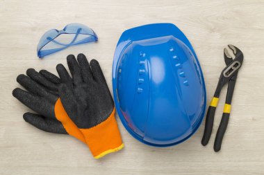 Ahşap zemin üzerinde inşaat ekipmanları, üst görünüm