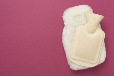 Renkli arka planda kabarık su ısıtıcı çantası