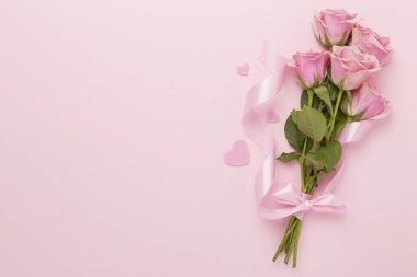 Sevgililer Günü arka planı çikolatalar, kalpler ve kırmızı lalelerle dolu.