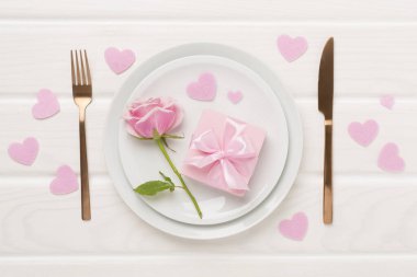 Ahşap arka planda Sevgililer Günü için şölen masası, üst manzara