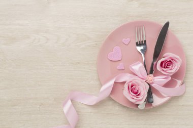 Ahşap arka planda Sevgililer Günü için şölen masası, üst manzara