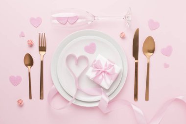 Renkli arka plan, üst görünüm Sevgililer Günü için şölen masası ayarları