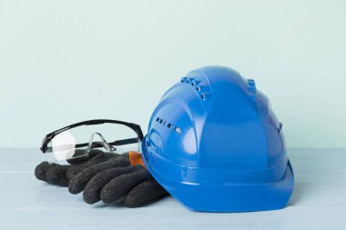 Ahşap masada mavi inşaat ekipmanları