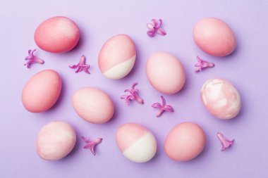 Renkli dekorlu pembe Paskalya yumurtaları, üst görünüm