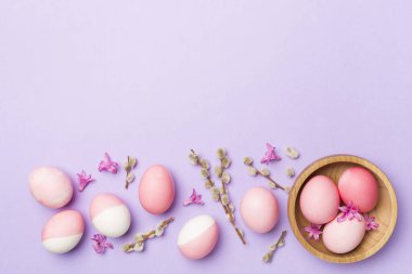 Renkli dekorlu pembe Paskalya yumurtaları, üst görünüm