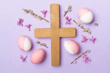 Çapraz arkaplanlı pembe Paskalya yumurtaları, üst görünüm