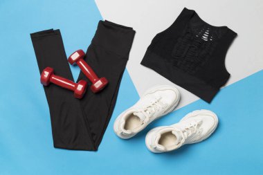 Renkli arka planda siyah spor kıyafeti, üst görünüm