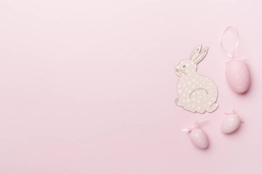 Renkli arka planda şirin Paskalya tavşanı ve yumurtalar.