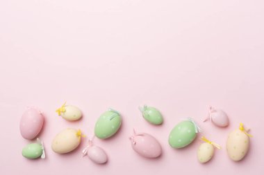 Renkli arka planda şirin paskalya yumurtaları, üst manzara