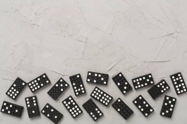 Beton zemin üzerinde siyah domino taşları, üst görünüm