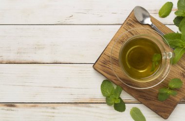 Ahşap arka planda taze nane çayı, üst manzara.