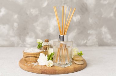 Beton zemin üzerinde frezya çiçeği ve aroma ayırıcı içeren spa bileşimi