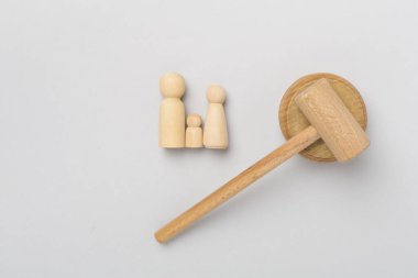 Ahşap aile figürleri, hakimin tokmağı renk arkaplan, üst görünüm