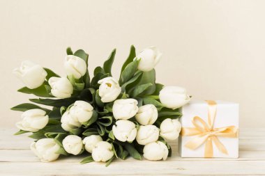 Masada hediye kutusu olan beyaz lale.