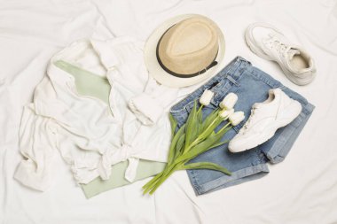 Beyaz sayfa arkaplanındaki şık yaz kıyafeti, üst görünüm