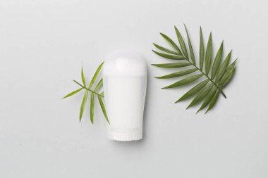 Renk arkaplanında doğal deodorant, üst görünüm