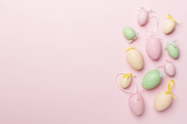 Renkli arka planda şirin paskalya yumurtaları, üst manzara
