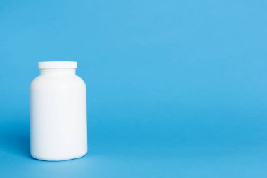 Renk arkaplanındaki vitaminler için plastik şişe