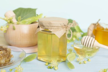 Linden balı, yapraklı ve çiçekli.