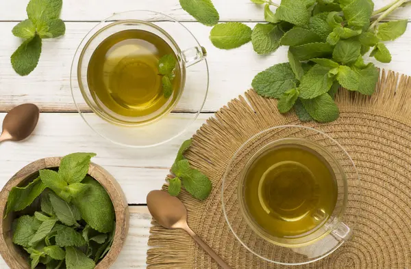 Ahşap arka planda taze nane çayı, üst manzara.