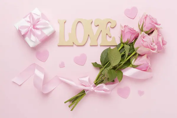 粉色玫瑰与红心和礼品盒的色彩背景 顶视图 情人节的概念 — 图库照片