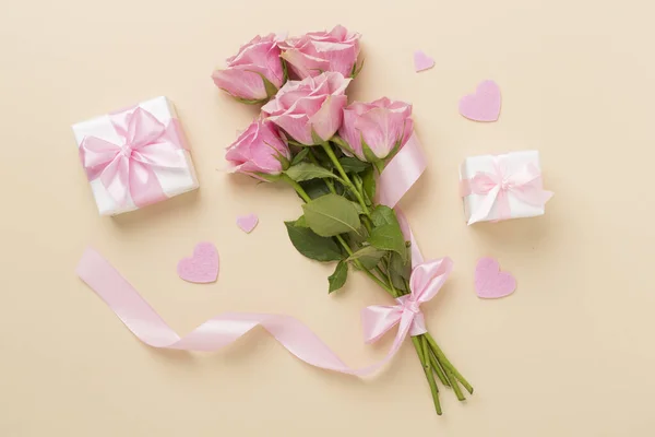 Rosas Cor Rosa Com Corações Caixa Presente Sobre Fundo Cor — Fotografia de Stock