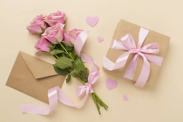 粉色玫瑰与心脏和礼物的色彩背景 顶视图 情人节的概念 — 图库照片