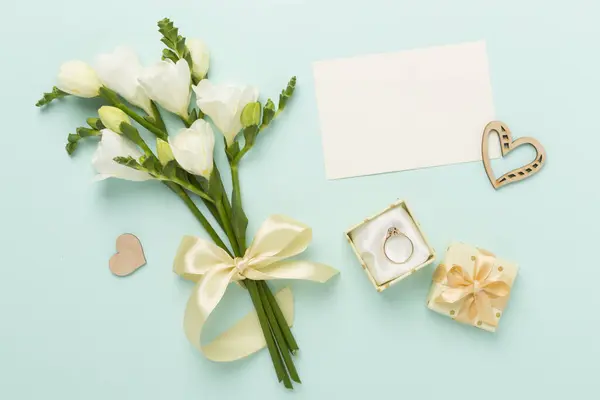 具体的な背景 上の眺めのダイヤモンド リングが付いている白い新鮮な花そしてギフト用の箱 — ストック写真
