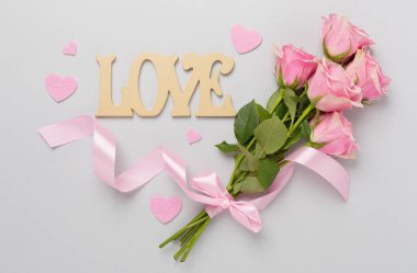 Kalpli pembe güller ve renkli arka planda hediye kutusu, üst manzara. Sevgililer Günü konsepti