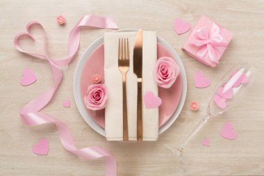 Ahşap arka planda Sevgililer Günü için şölen masası, üst manzara