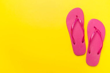 Renk arkaplanı ve üst görünümde parlak parmak arası terlikler