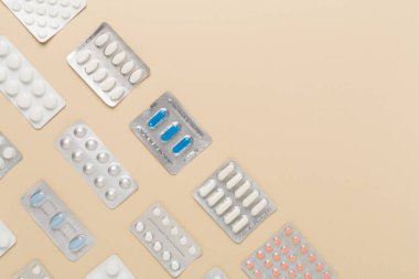 Renkli arka planda su toplayan haplar, üst görünüm