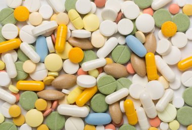 Arka plan olarak farklı ilaç ve kapsüller, üst görünüm