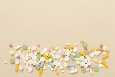 Farklı ilaç ve kapsüller. Renkli arka plan, üst görünüm.