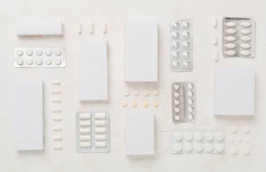 Su toplamada, kutularda ve beton arka planda farklı haplar var.